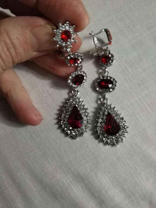 Фотография покупателя товара Серьги висячие со стразами «Вечерние» мадам, цвет изумрудный в чёрном металле, 7 см - Фото 1