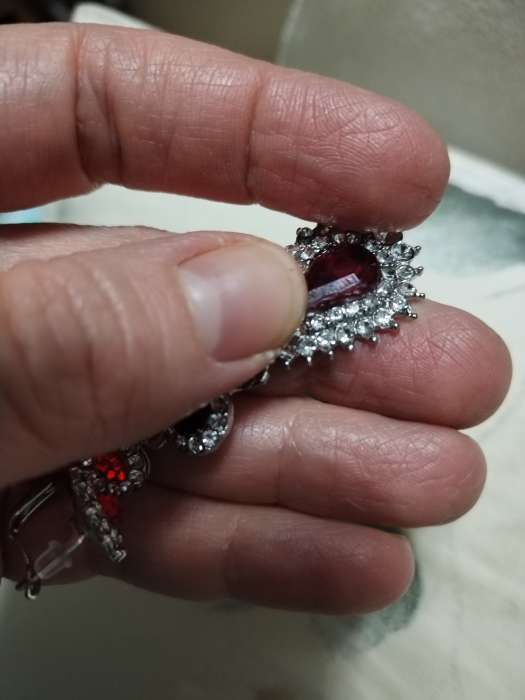 Фотография покупателя товара Серьги висячие со стразами «Вечерние» мадам, цвет изумрудный в чёрном металле, 7 см - Фото 2