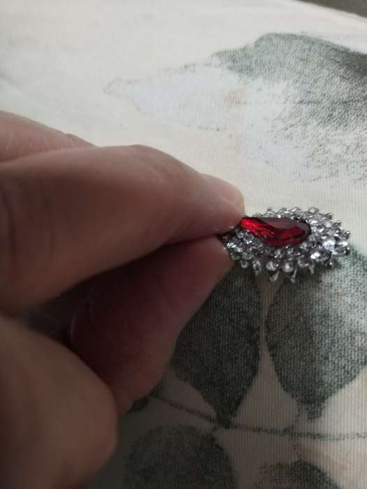 Фотография покупателя товара Серьги висячие со стразами «Вечерние» мадам, цвет изумрудный в чёрном металле, 7 см - Фото 3