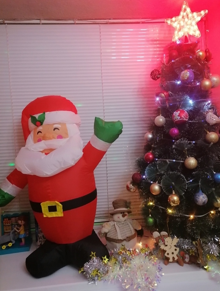 Фотография покупателя товара Надувная фигура "Дед Мороз" машет рукой, 90 см - Фото 1