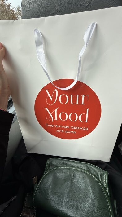 Фотография покупателя товара Пакет подарочный ламинированный «Зелёный», 31×40×14 см - Фото 2