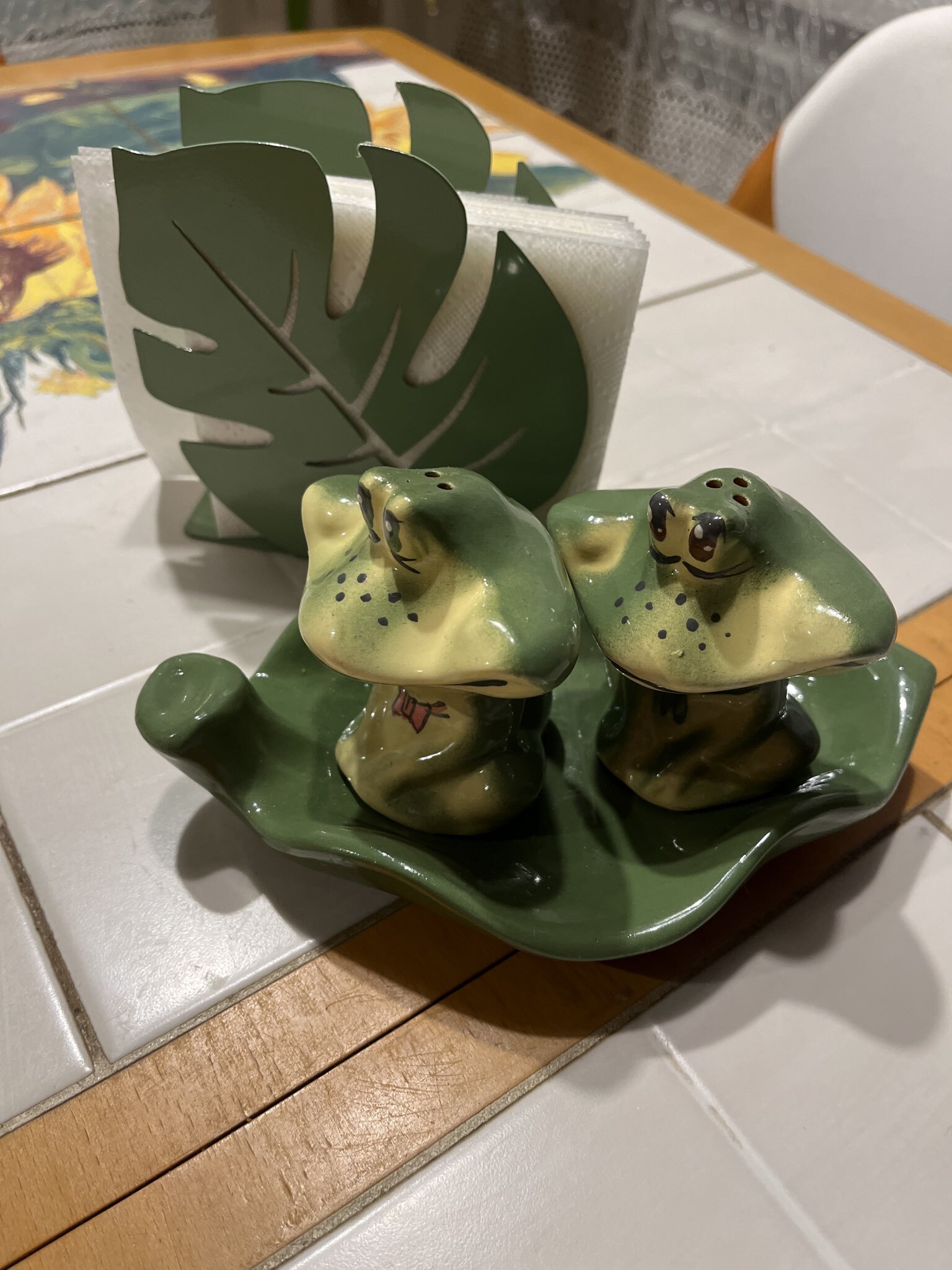 Фотография покупателя товара Набор для специй Кунгурская керамика «Лягушки», 2 предмета на подставке: солонка, перечница, зелёная - Фото 1