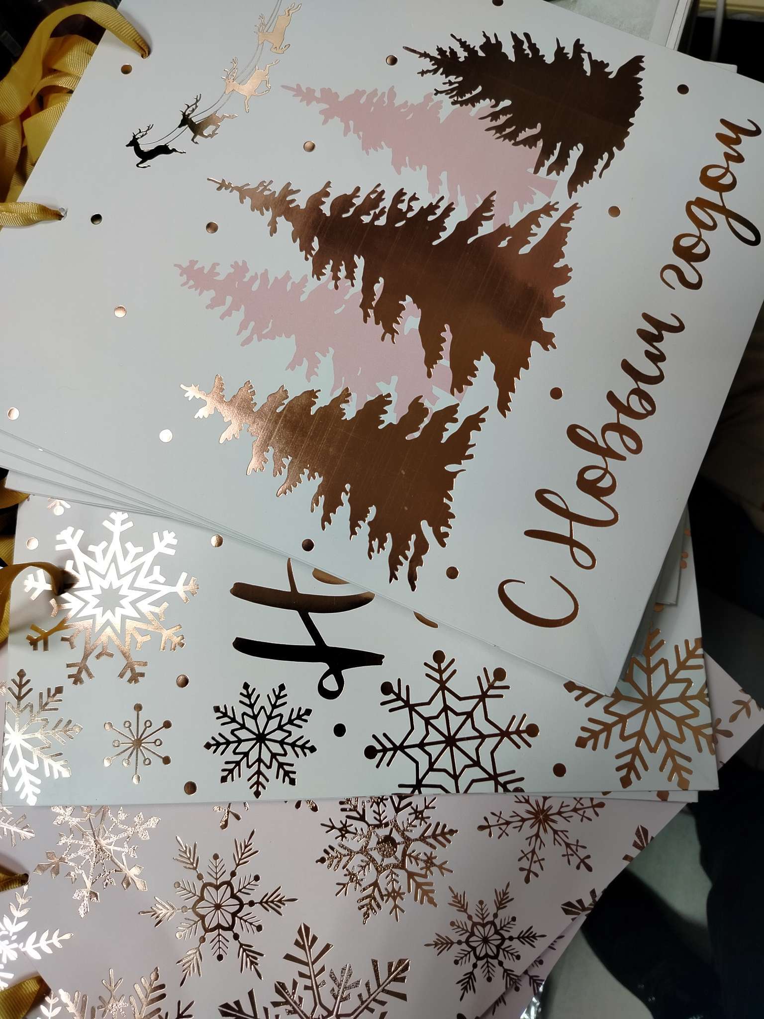 Фотография покупателя товара Пакет подарочный новогодний ламинированный «С новым счастьем», тиснение, M 30×26×9 см - Фото 1