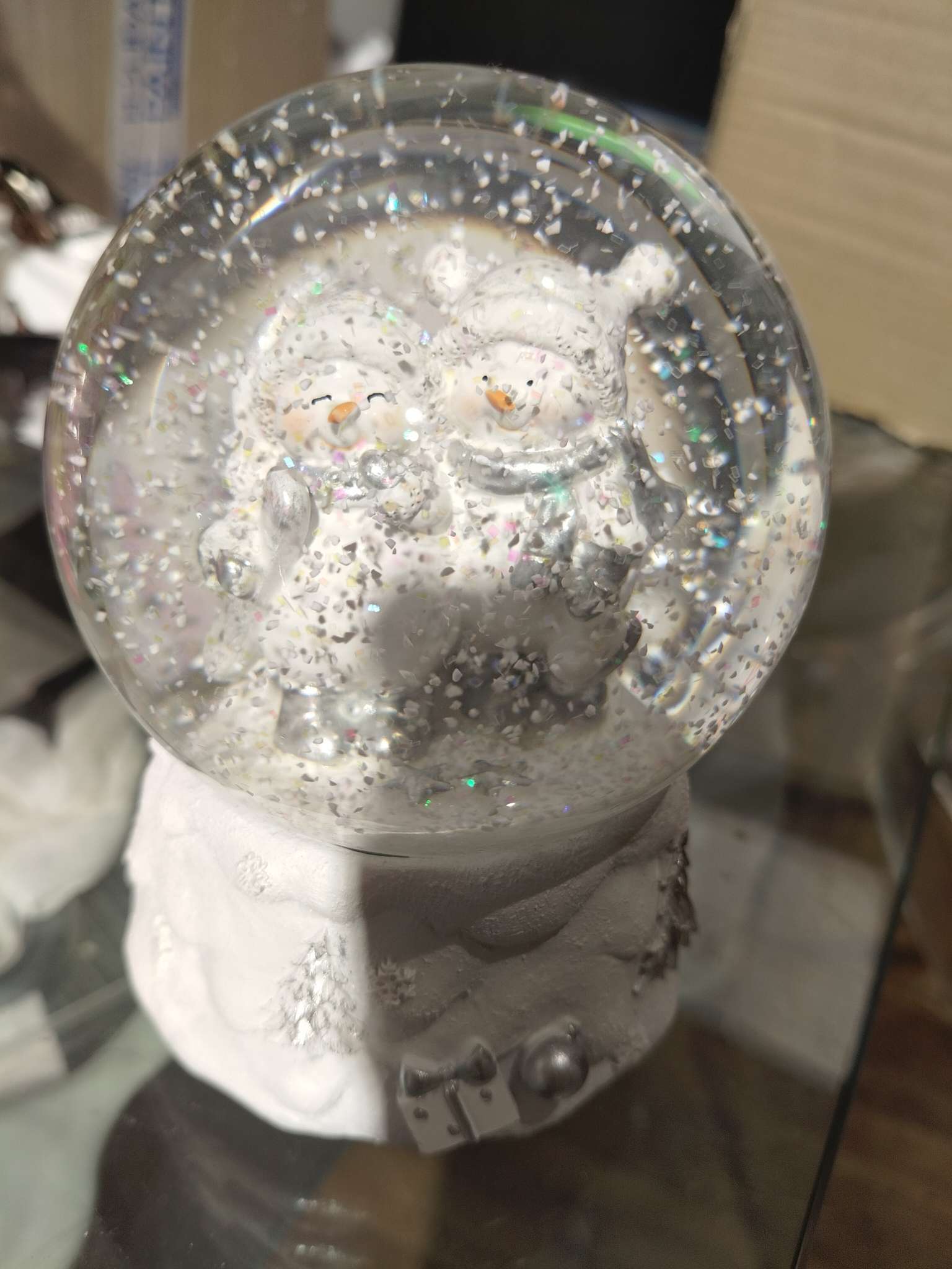 Фотография покупателя товара Снежный шар новогодний стеклянный «Снеговики с коньками», белый с серебром, музыкальный, 11.5×11.5×14 см - Фото 1