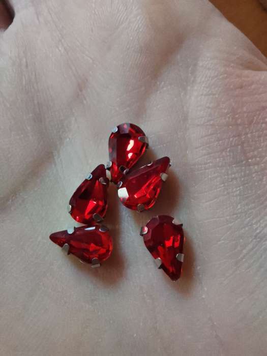 Фотография покупателя товара Стразы в цапах (набор 5 шт), 6х10мм, цвет красный в серебре