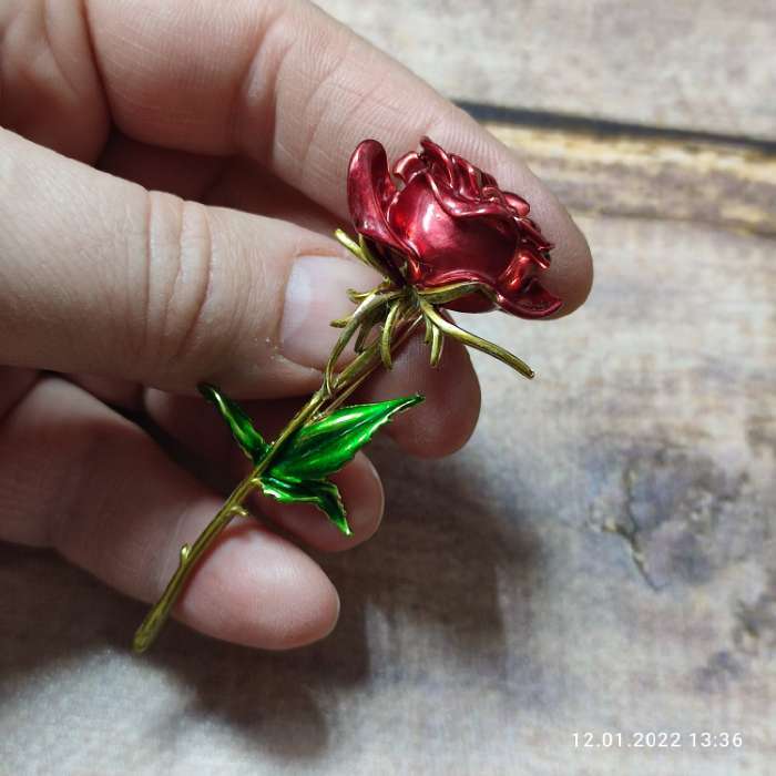 Фотография покупателя товара Брошь «Роза», красно-зелёный в золоте - Фото 2