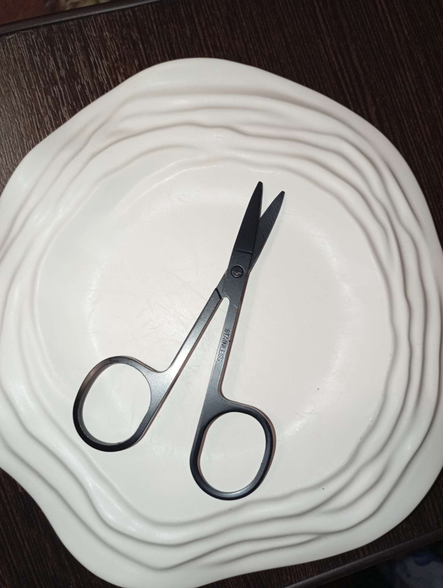 Фотография покупателя товара Ножницы маникюрные, узкие, загнутые, 8.8 см, чёрные - Фото 1