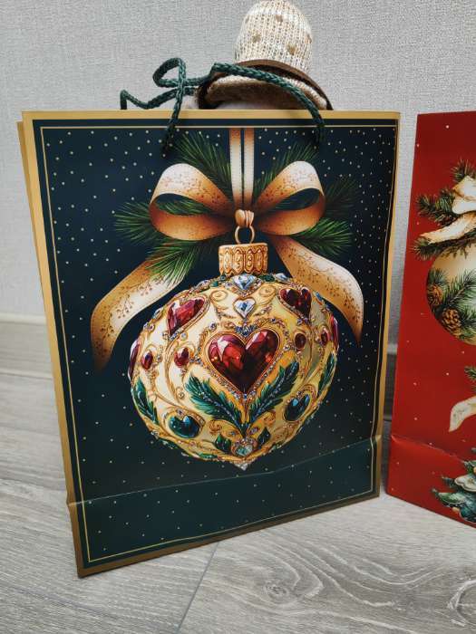 Фотография покупателя товара Пакет подарочный новогодний ламинированный, «Дед Мороз и снегурочка», 26×12×32 см - Фото 3