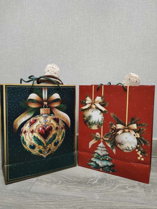 Фотография покупателя товара Пакет подарочный новогодний ламинированный, «Дед Мороз и снегурочка», 26×12×32 см - Фото 4