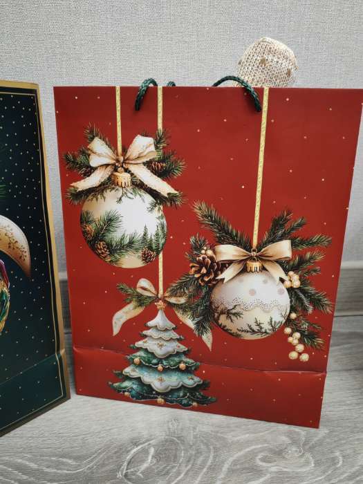 Фотография покупателя товара Пакет подарочный новогодний ламинированный, «Дед Мороз и снегурочка», 26×12×32 см - Фото 1