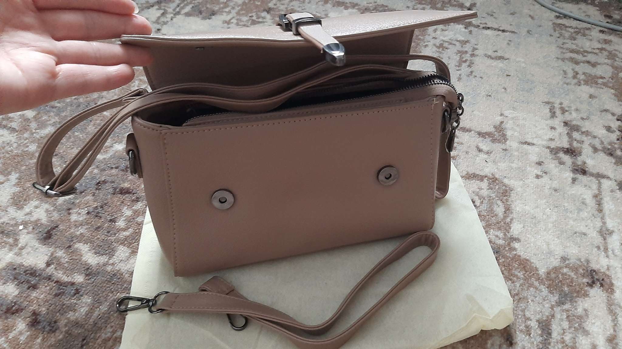 Фотография покупателя товара Сумка женская мессенджер на магнитах, 24×10×15 см, чёрная - Фото 5