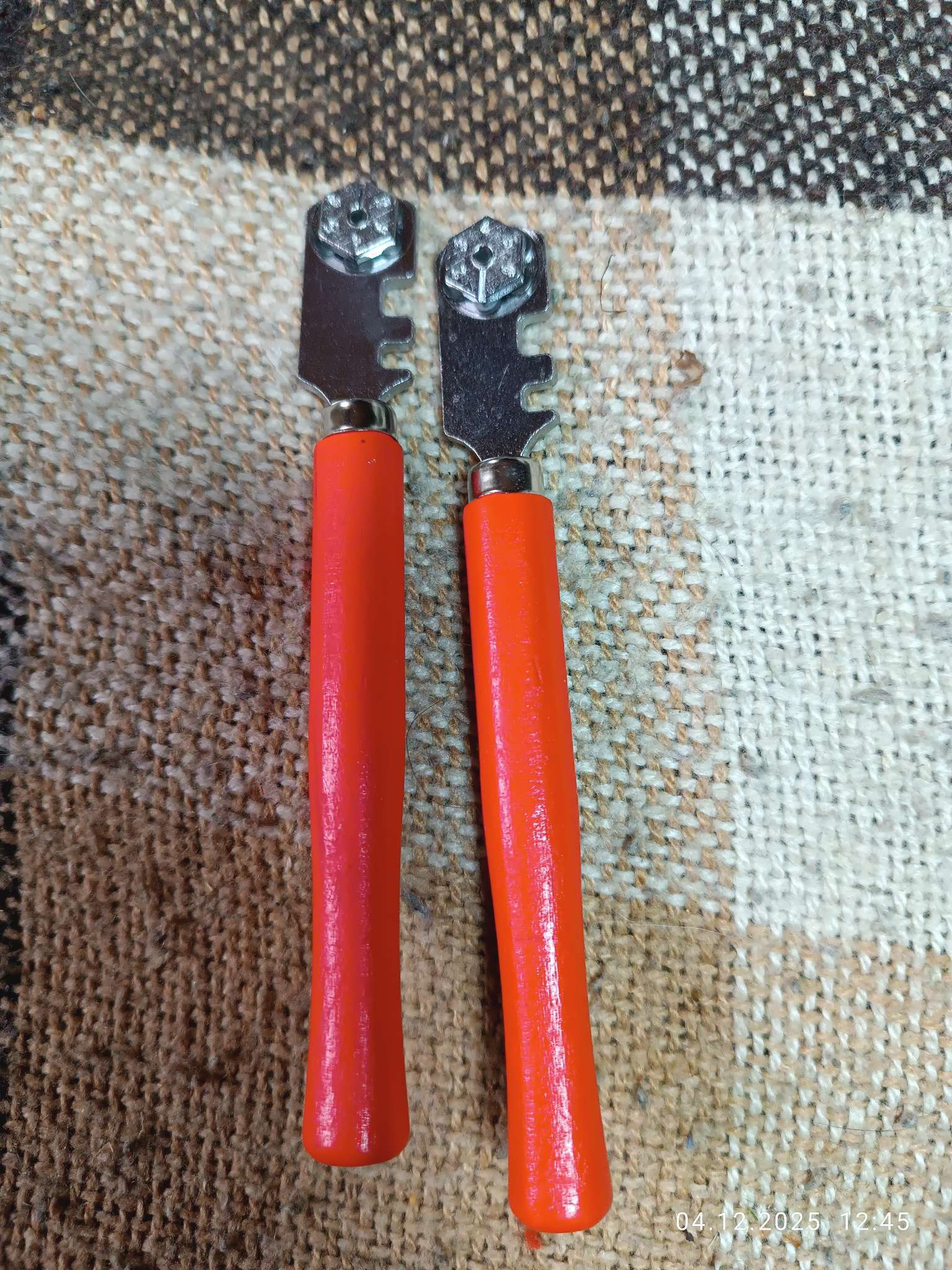 Фотография покупателя товара Стеклорез ЛОМ, шестироликовый, деревянная рукоятка - Фото 2