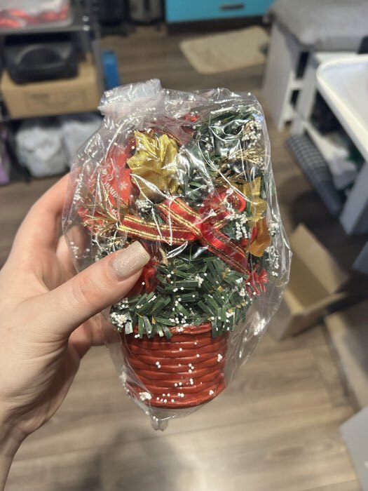 Фотография покупателя товара Искусственная ёлка настольная «Зимнее волшебство. Новогодний восторг», 20 см, красные банты, ветки ПВХ отгибаются - Фото 4