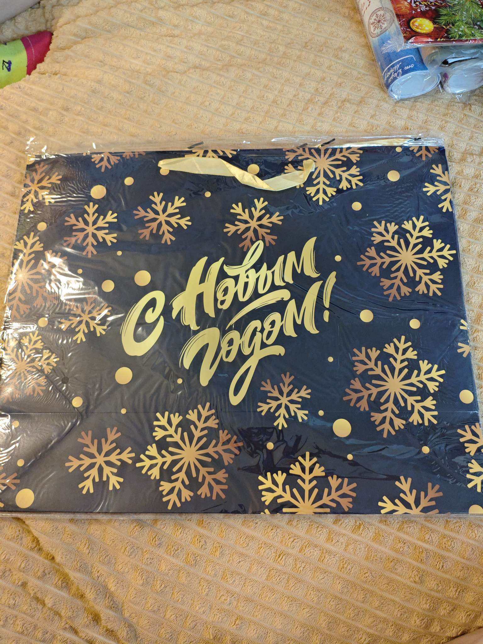 Фотография покупателя товара Пакет подарочный новогодний ламинированный горизонтальный «Олени», 49×40×19 см - Фото 1