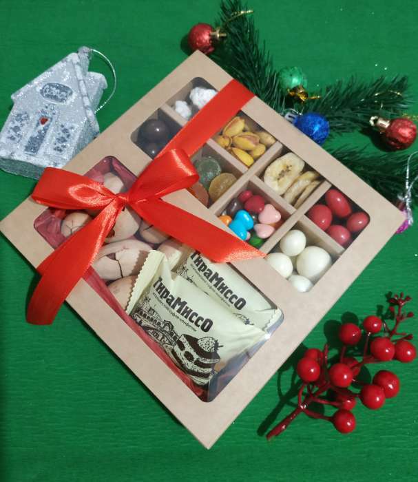 Фотография покупателя товара Коробка под 8 конфет + шоколад, с окном, крафт, 17 х 5 х 17,5 х 3,7 см