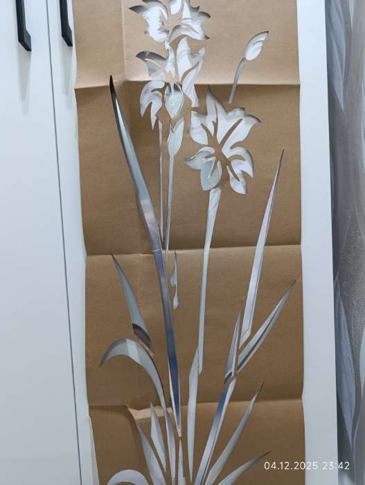 Фотография покупателя товара Зеркало настенное «Цветок», на клеевой основе, акриловое, 100×34 см - Фото 3