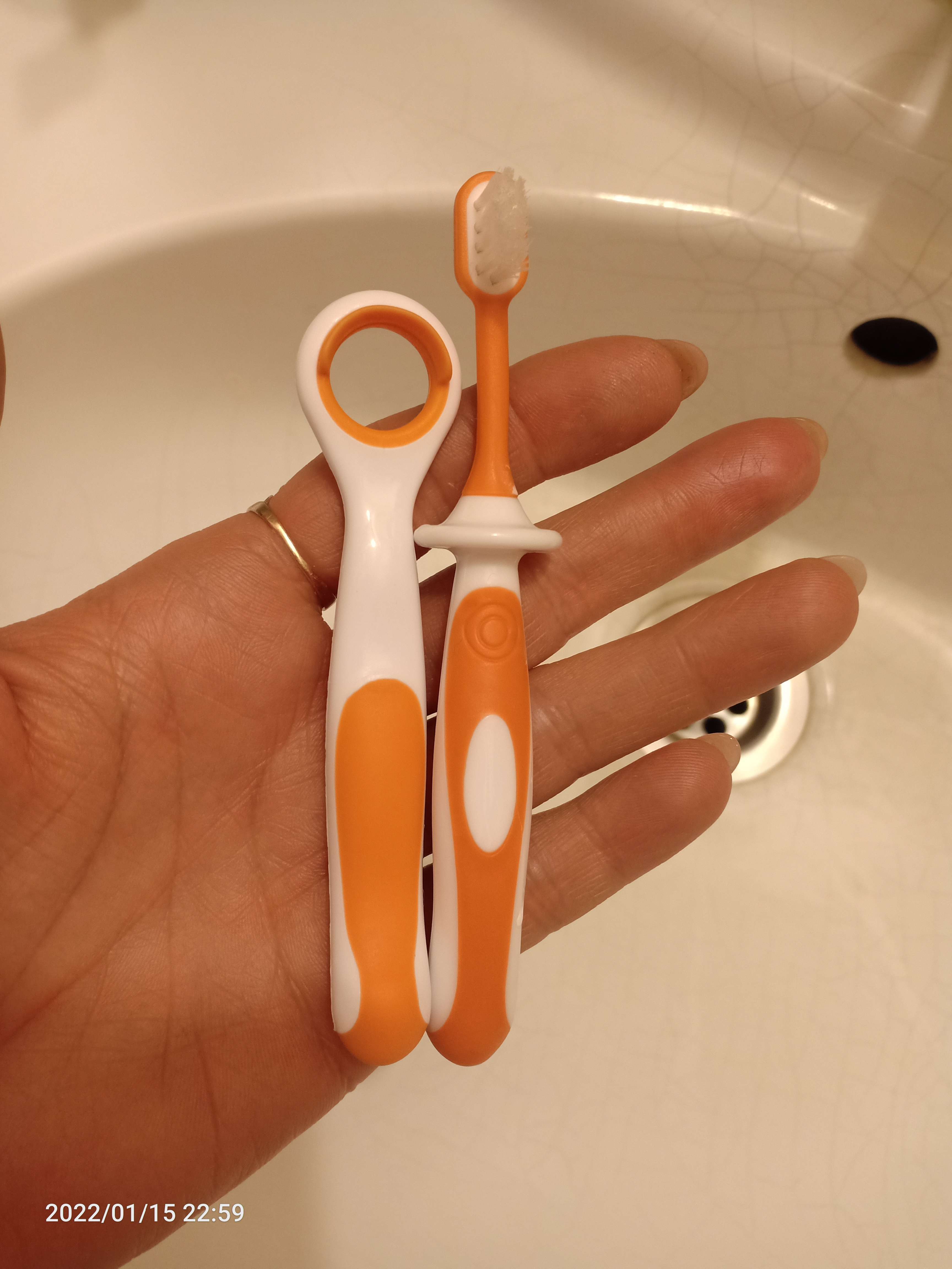 Фотография покупателя товара Набор детских зубных щёток-массажеров (силикон/нейлон), с ограничителем, цвет оранжевый