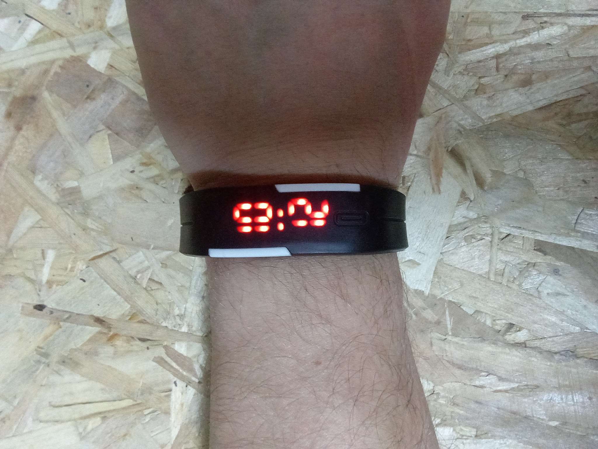 Фотография покупателя товара Часы наручные электронные "Скайер", застежка на магните, l-25 см, черные - Фото 2