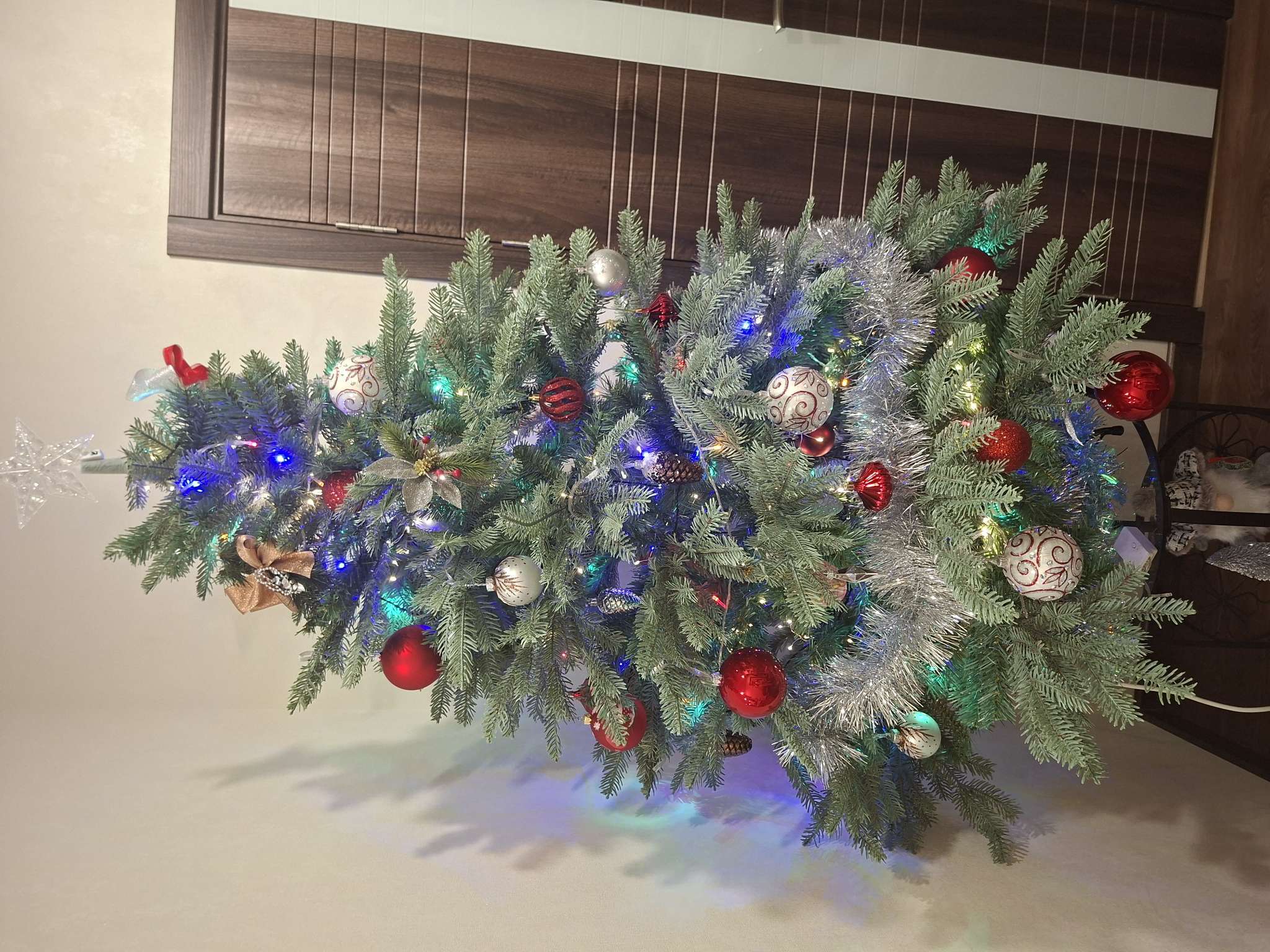 Фотография покупателя товара Искусственная ёлка голубая «Зимнее волшебство. Эксклюзив», 180 см, d нижнего яруса 130 см, 833 смешанные ветки шарнирные - Фото 1