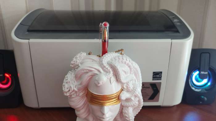 Фотография покупателя товара Кашпо - органайзер "Горгона Медуза" белая с золотом, 13х15х11см - Фото 3