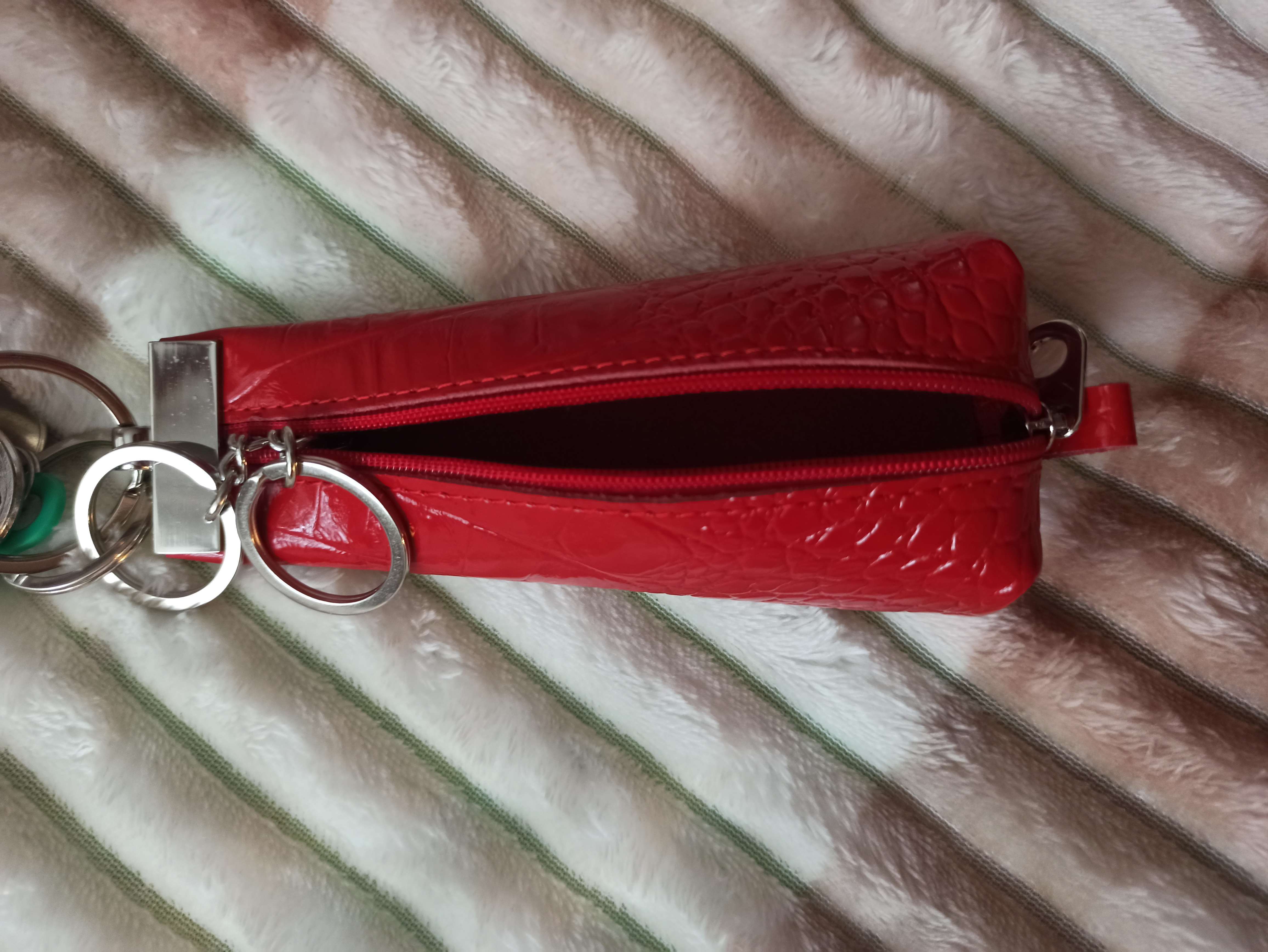Фотография покупателя товара Ключница на молнии, 2 кольца, игуана, цвет красный - Фото 2