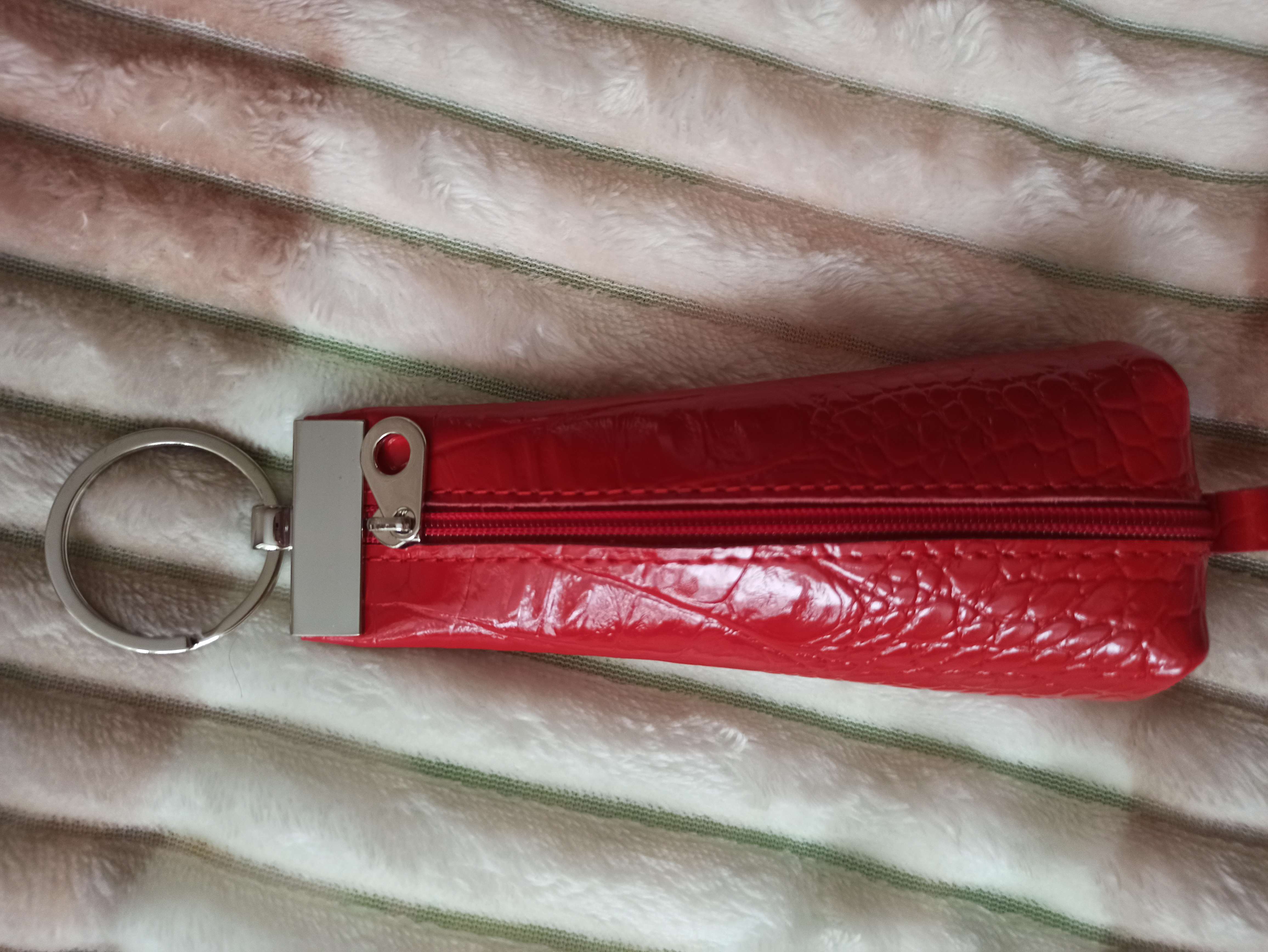 Фотография покупателя товара Ключница на молнии, 2 кольца, игуана, цвет красный - Фото 1