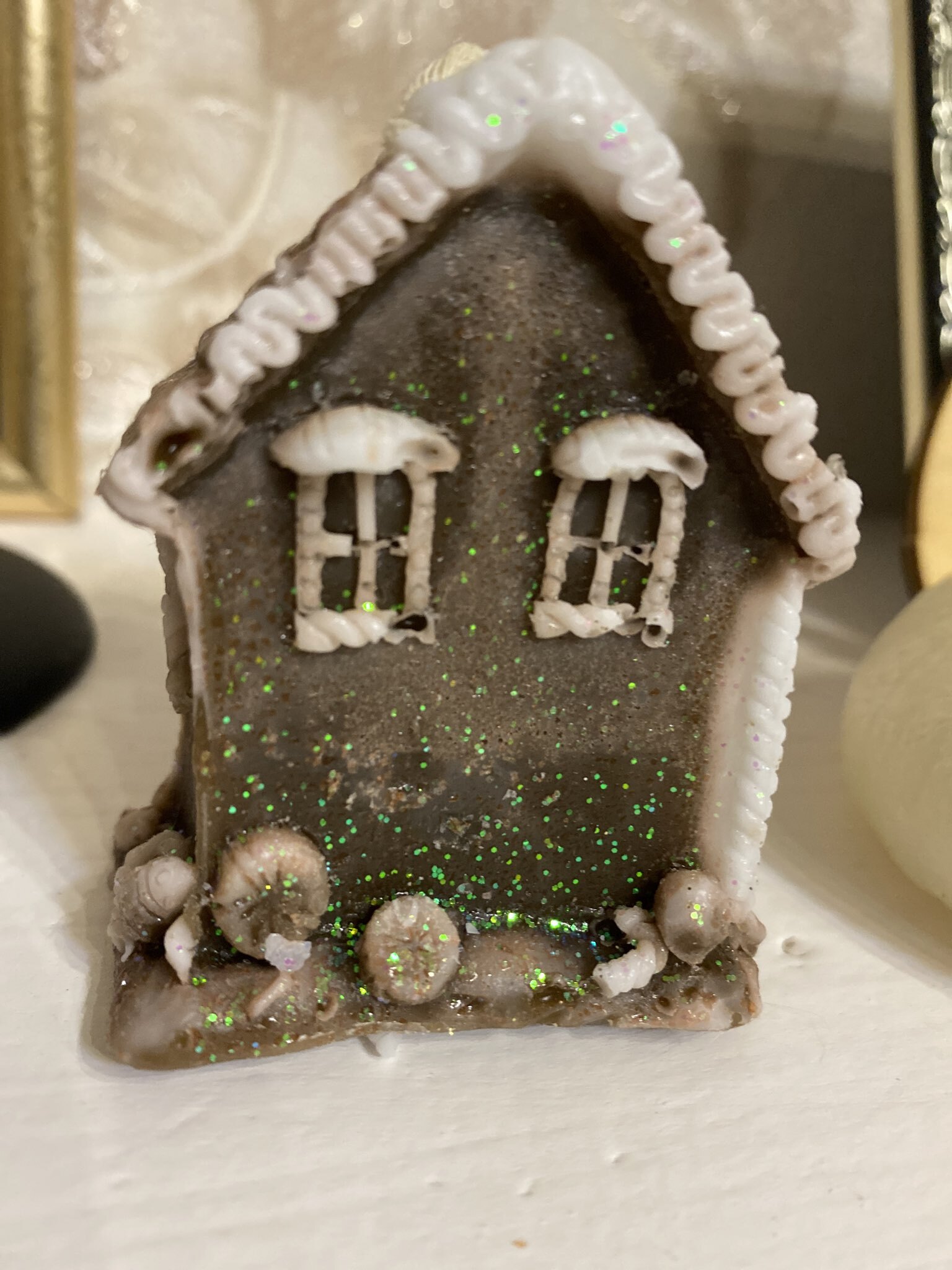 Фотография покупателя товара Свеча новогодняя декоративная «Домик с Ёлкой», 55×70 мм, коричневый - Фото 1