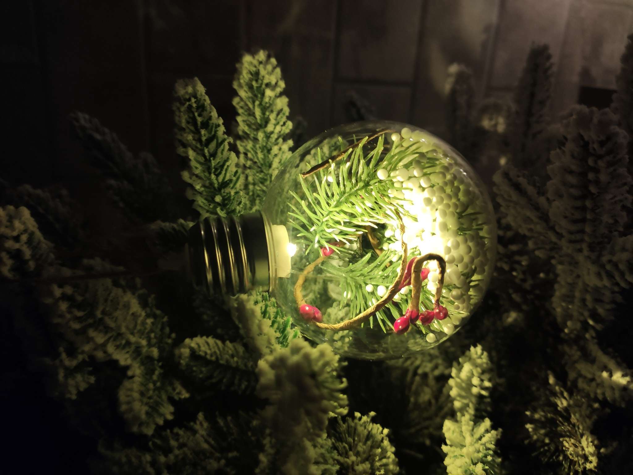 Фотография покупателя товара Ёлочный шар «Листочек», 1 LED, от батареек, свечение тёплое белое - Фото 1