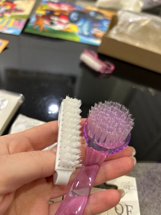 Фотография покупателя товара Щётка для маникюра/педикюра, 12.5 см (±1) см, с крышкой, МИКС - Фото 1