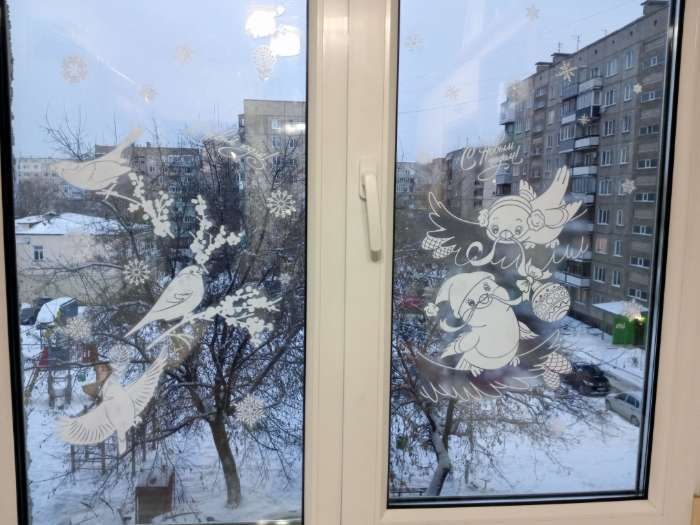 Фотография покупателя товара Наклейки на окна многоразовые «Новогодний оленёнок», 33×50 см - Фото 2