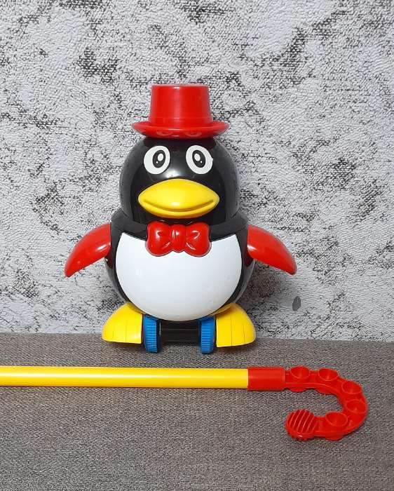 Фотография покупателя товара Каталка на палочке «Пингвин», цвета МИКС - Фото 2