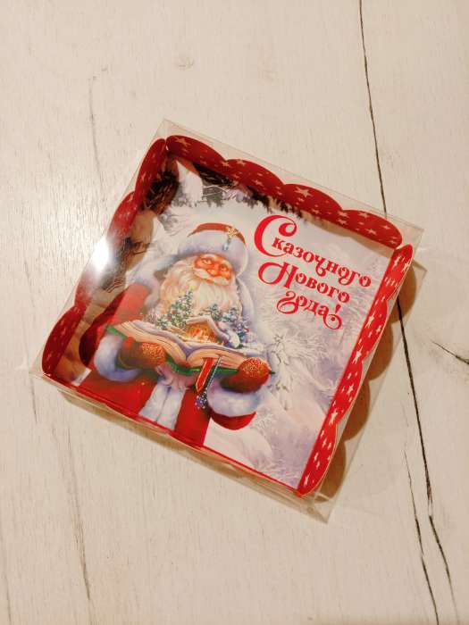 Фотография покупателя товара Коробка для кондитерских изделий с пластиковой крышкой «Новый год», 13×13×3 см - Фото 4