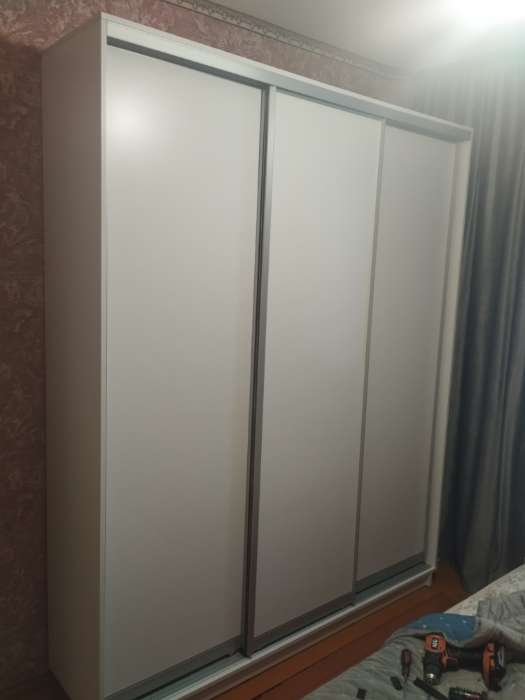 Фотография покупателя товара Шкаф купе трехдверный «Экспресс», с зеркалом, 2400×440×2400 мм, 2 ЛДСП, цвет венге - Фото 3