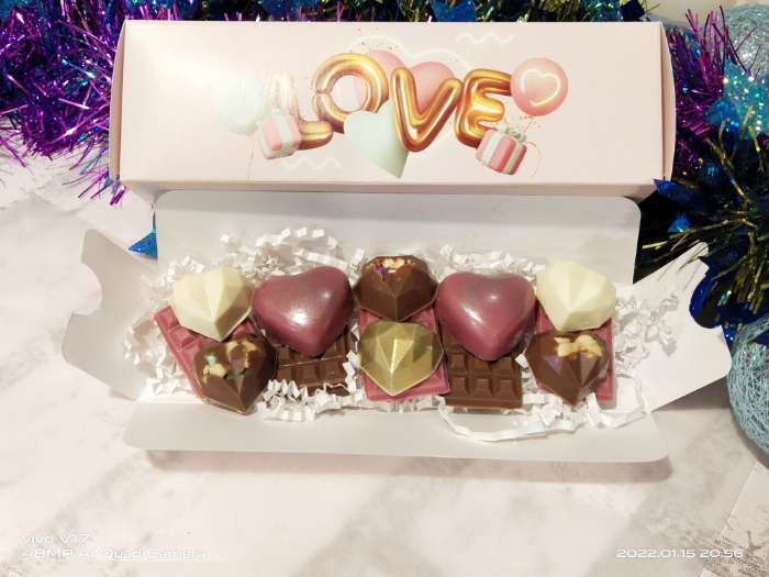 Фотография покупателя товара Коробка для макарун, кондитерская упаковка «Love», 18 х 5.5 х 5.5 см - Фото 2