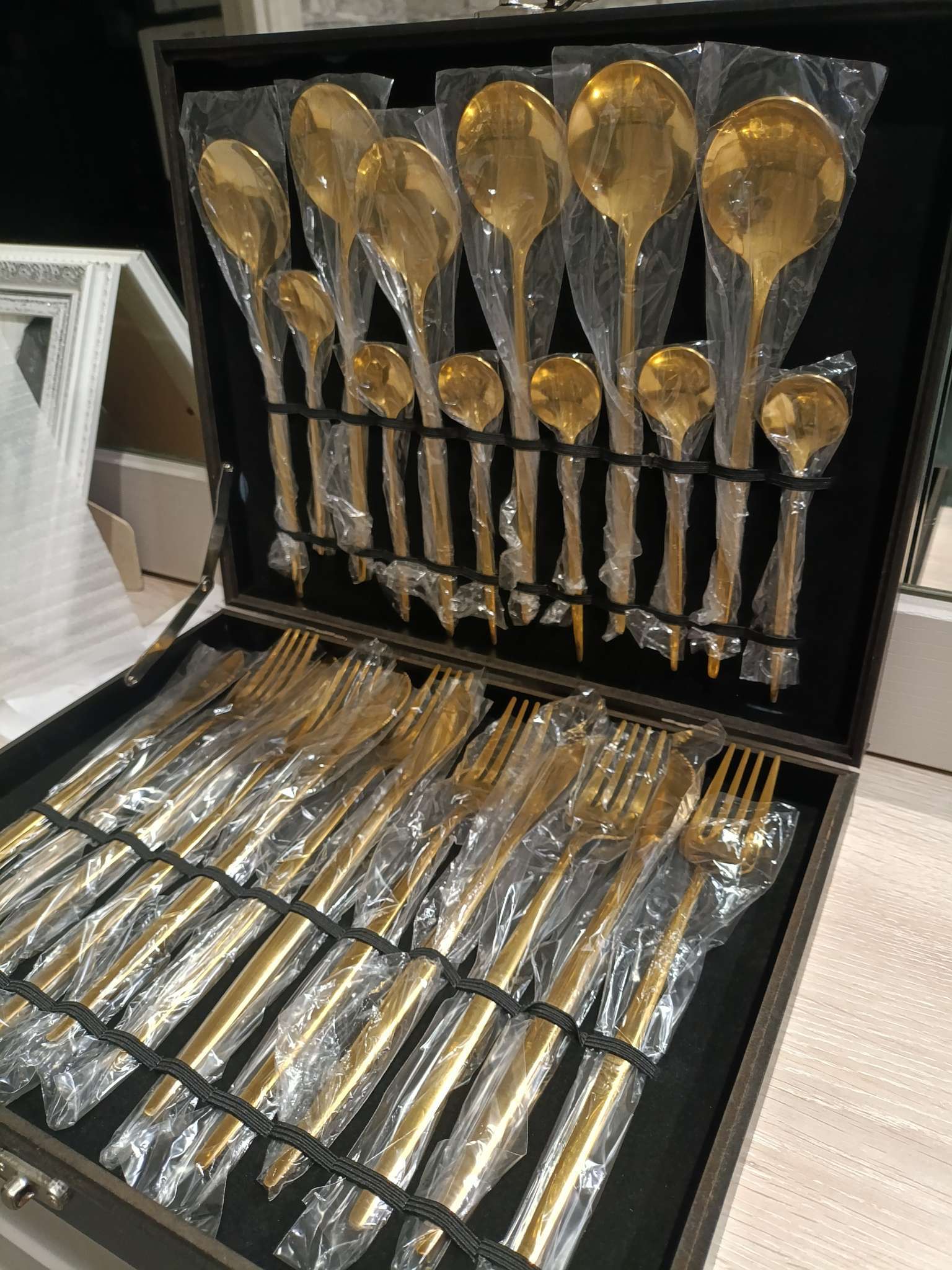 Фотография покупателя товара Столовые приборы «Оску», 24 предмета, в коробке, нержавеющая сталь, золотистые - Фото 1