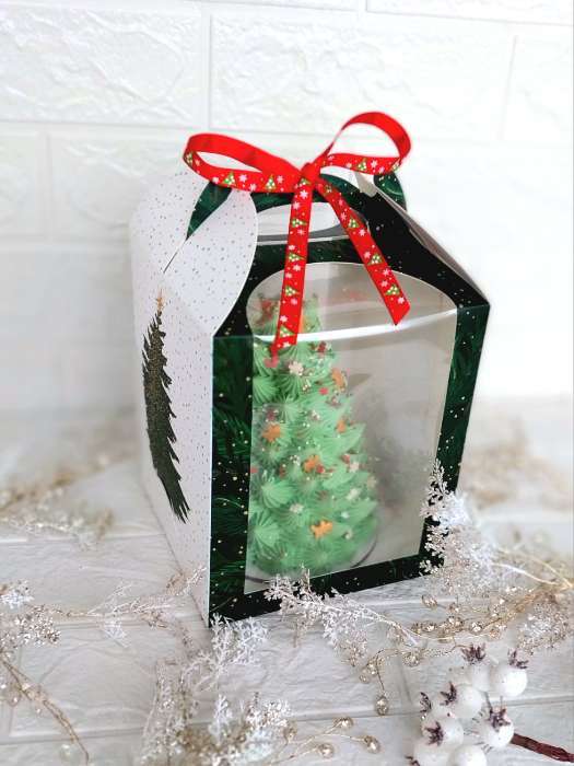 Фотография покупателя товара Коробка складная под маленький торт новогодняя «Роскошная ёлка», 15×15×18 см - Фото 2