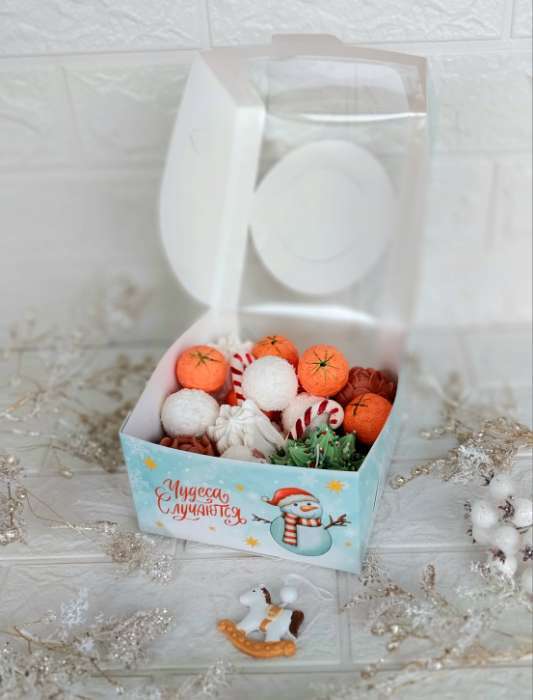 Фотография покупателя товара Коробка под бенто - торт с окном «Новогодняя с шишками», 14×14×8 см - Фото 1