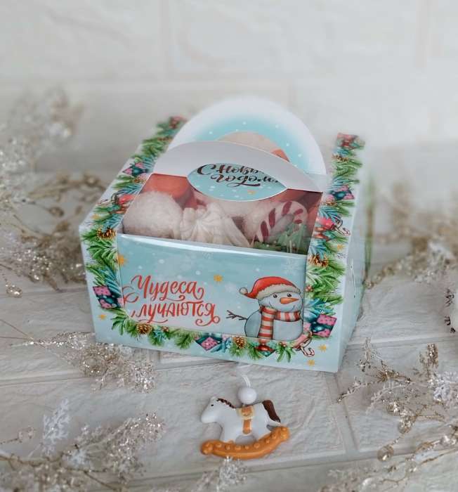 Фотография покупателя товара Коробка под бенто - торт с окном «Новогодняя с шишками», 14×14×8 см - Фото 2