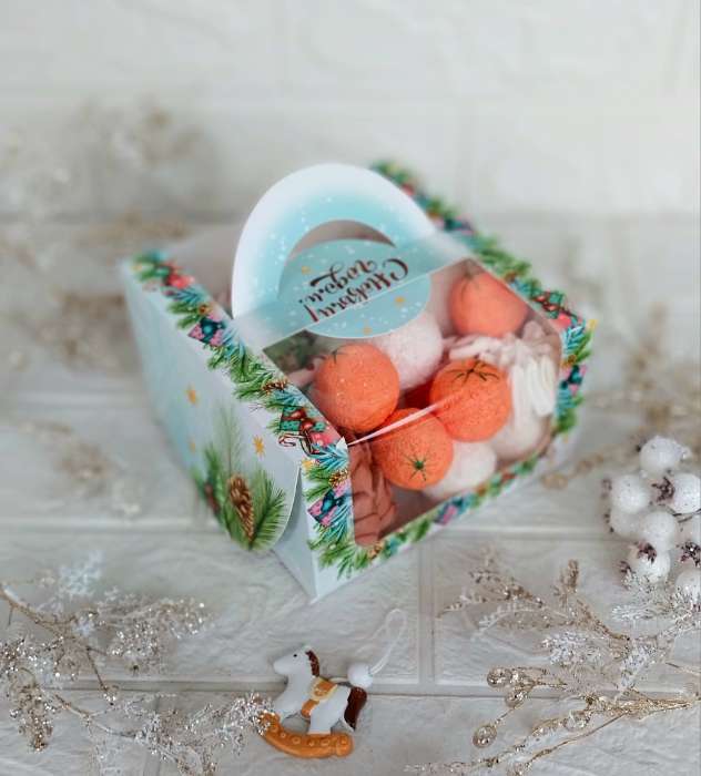 Фотография покупателя товара Коробка под бенто - торт с окном «Новогодняя с шишками», 14×14×8 см - Фото 3