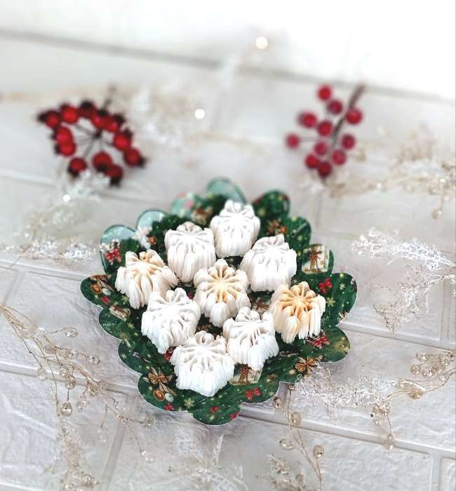 Фотография покупателя товара Коробка для печенья «Новогодние игрушки», 12×12×3 - Фото 2