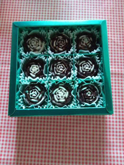 Фотография покупателя товара Коробка для конфет, кондитерская упаковка, 9 ячеек, «Изумрудная», 14.7×14.7×3.5 см - Фото 1
