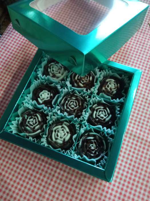 Фотография покупателя товара Коробка для конфет, кондитерская упаковка, 9 ячеек, «Изумрудная», 14.7×14.7×3.5 см - Фото 2