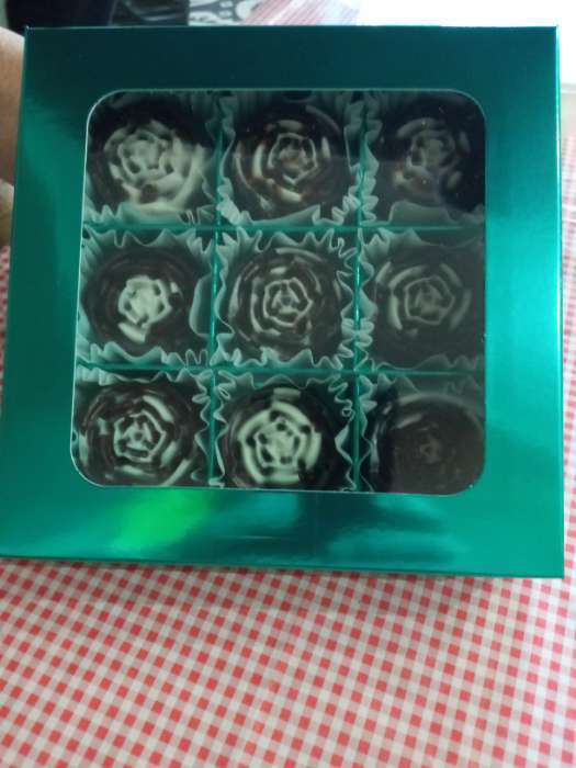 Фотография покупателя товара Коробка для конфет, кондитерская упаковка, 9 ячеек, «Изумрудная», 14.7×14.7×3.5 см - Фото 3