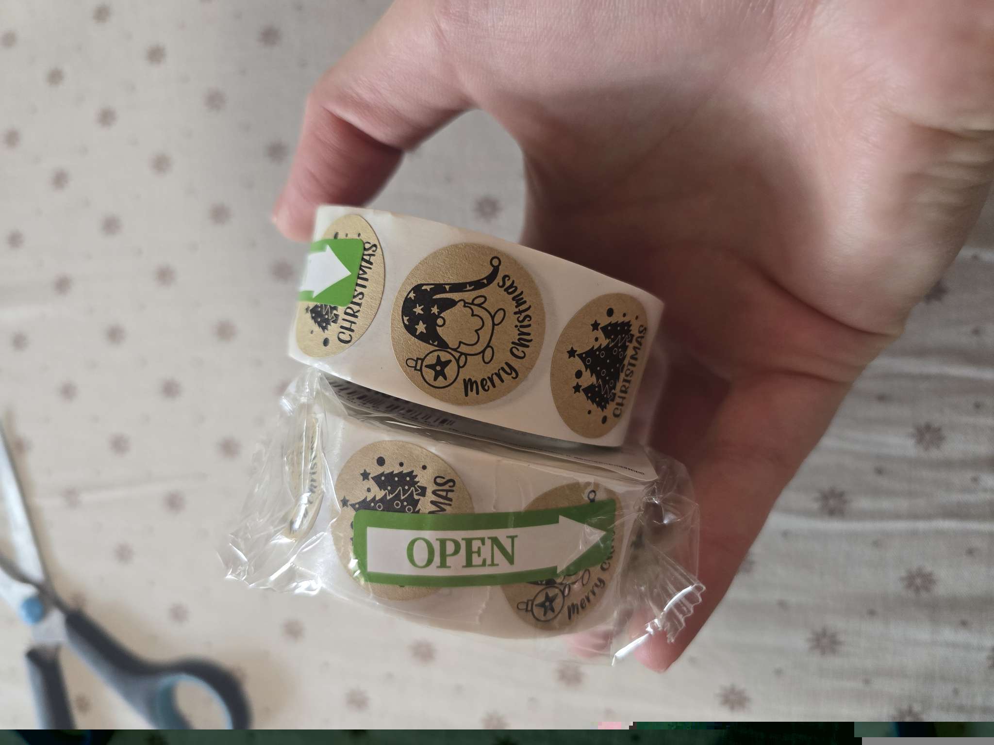 Фотография покупателя товара Наклейки новогодние в рулоне Christmas, для декора и подарков, 500 шт., 2.5×2.5 см - Фото 1