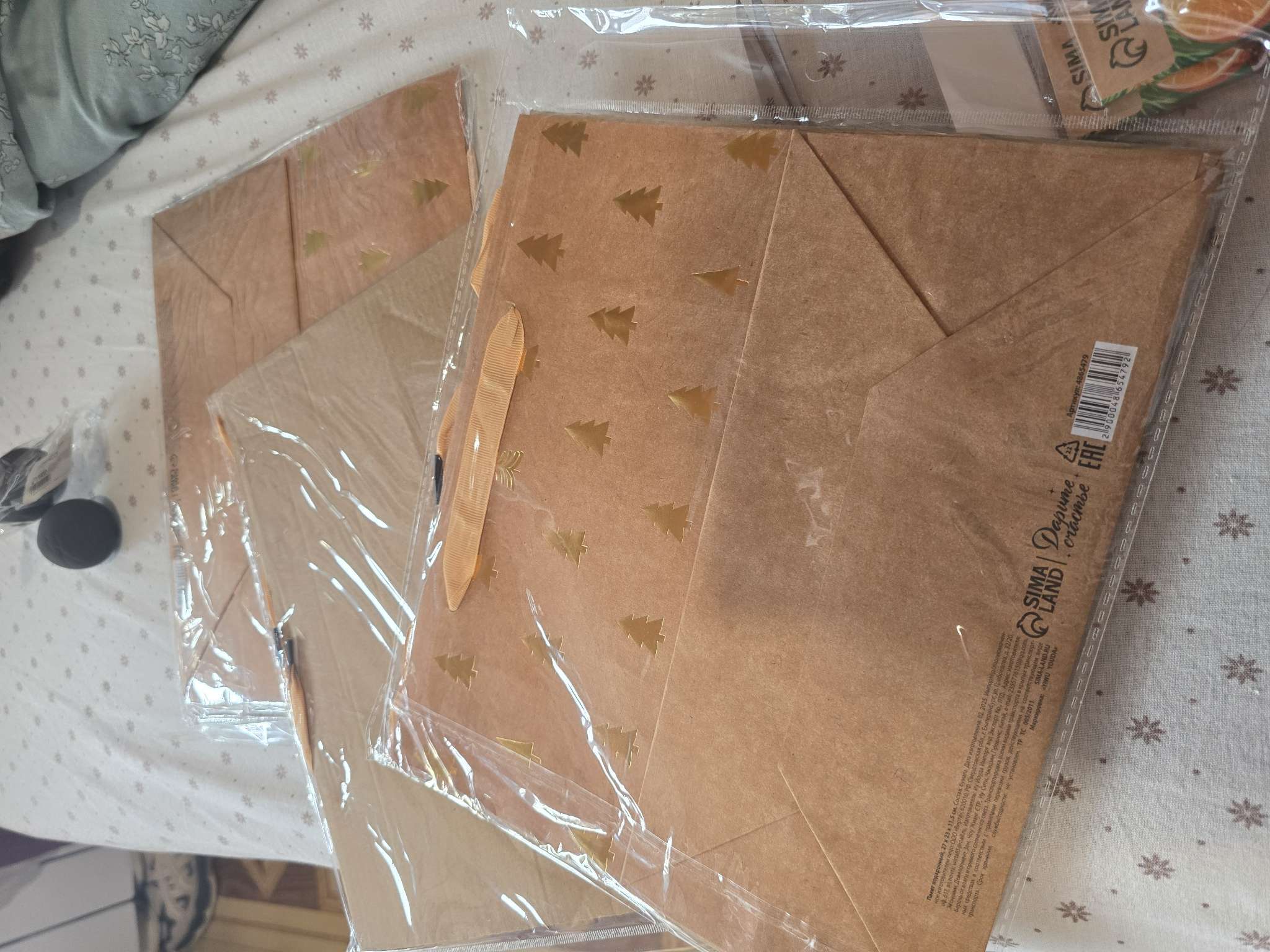 Фотография покупателя товара Пакет подарочный новогодний крафтовый «Мечты сбываются», ML 23×27×11.5 см - Фото 4