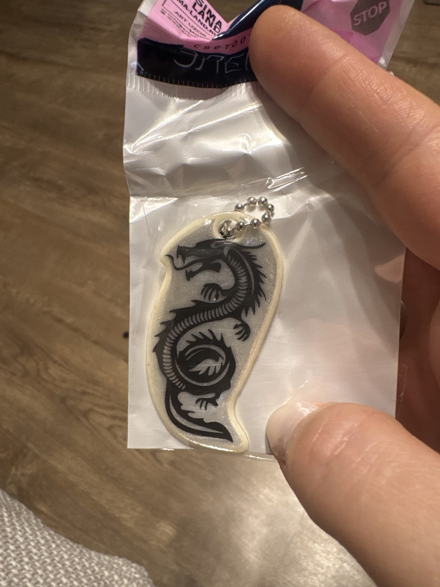 Фотография покупателя товара Светоотражающий элемент «Силуэт дракона», двусторонний, 5.8×3.1 см, МИКС - Фото 1