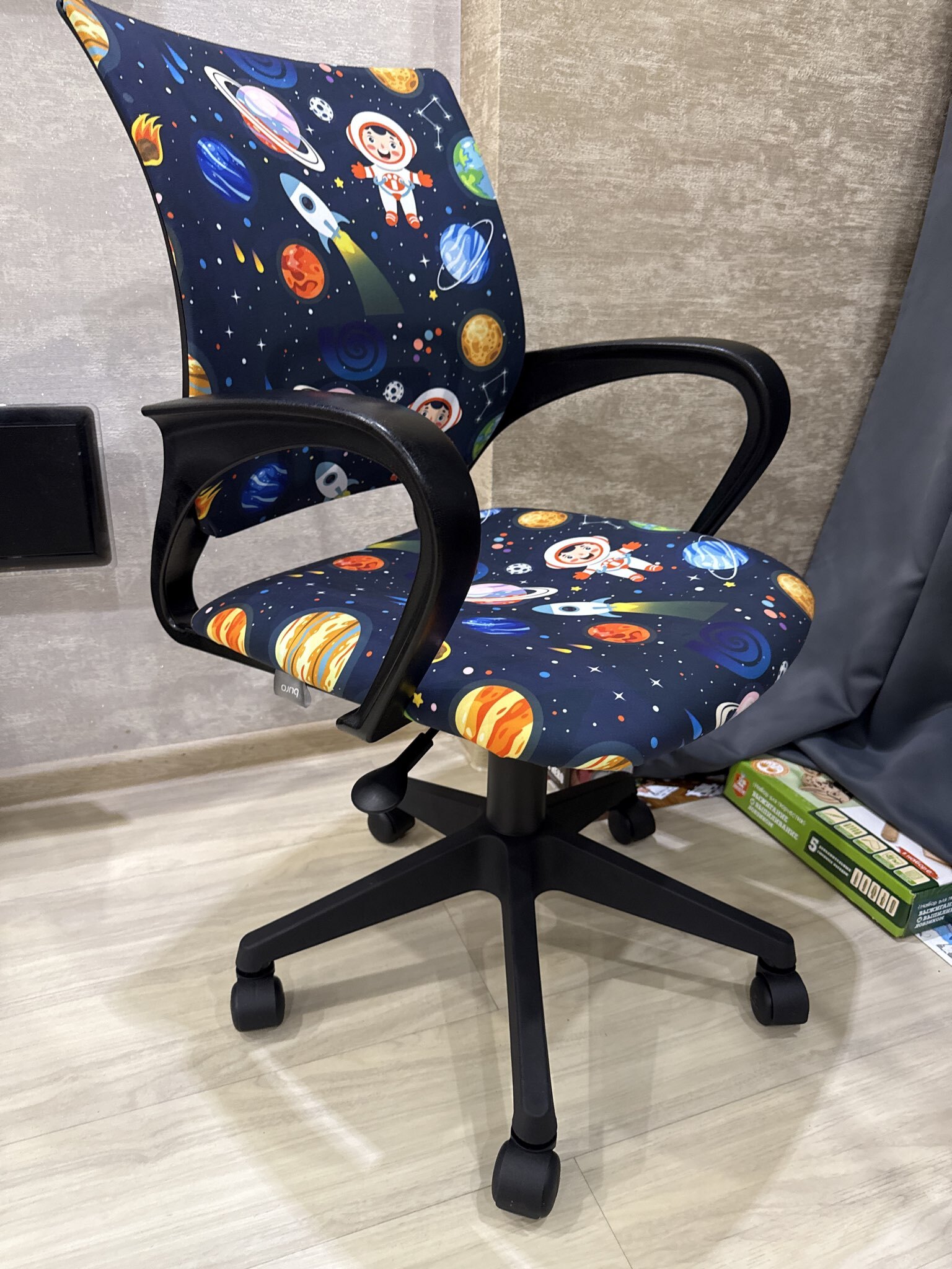 Фотография покупателя товара Кресло детское «Бюрократ» BUROKIDS 1 SPACEMAN, с подлокотниками, на колёсиках, обивка ткань, цвет чёрный/синий - Фото 1