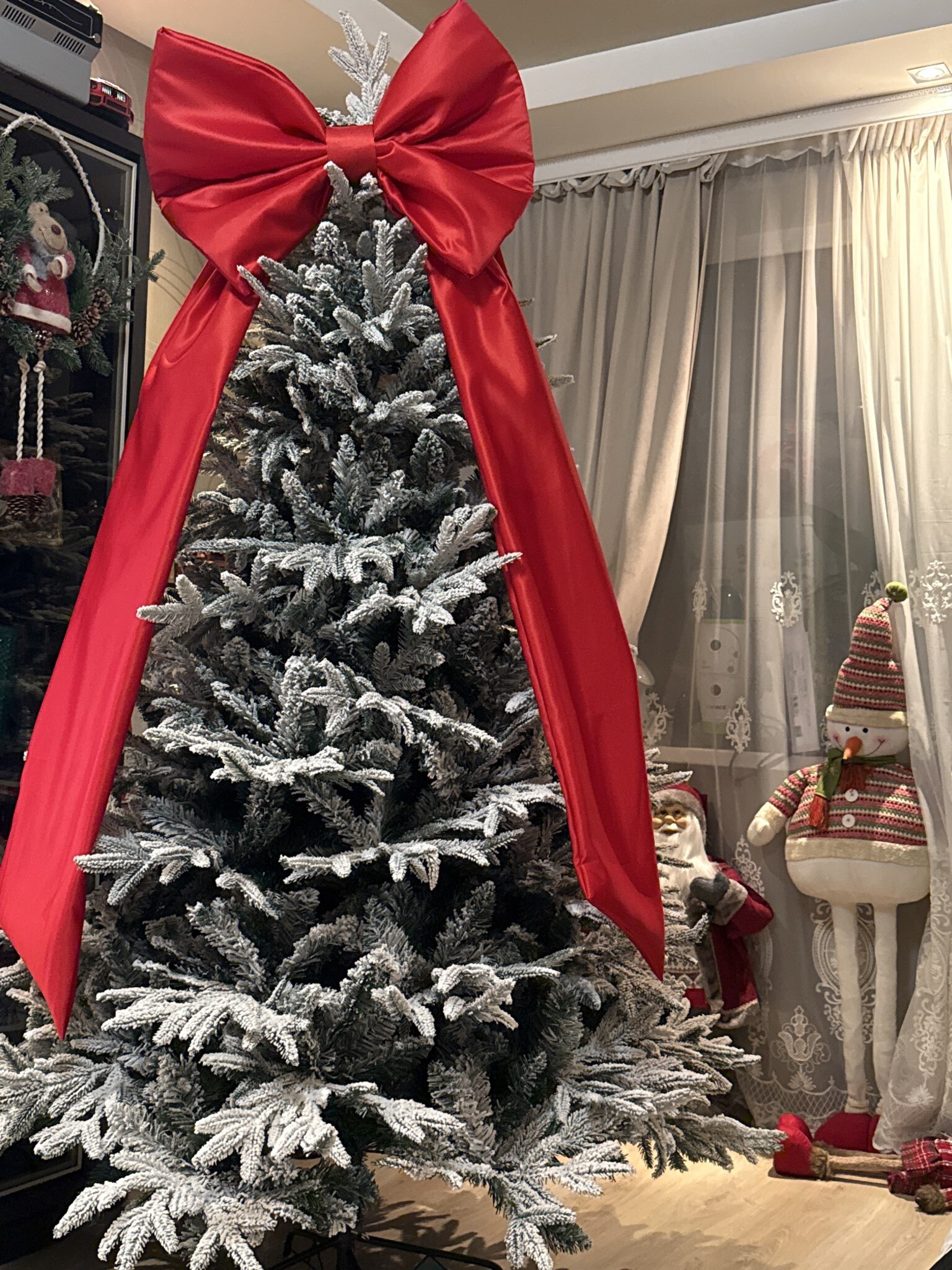 Фотография покупателя товара Искусственная ёлка заснеженная «Зимнее волшебство. Уральская», 210 см, 1090 смешанных веток на крючках - Фото 10