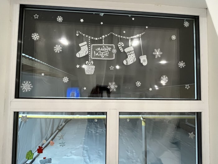 Фотография покупателя товара Наклейки на окна многоразовые «Новогодние снежинки», 33×50 см - Фото 10