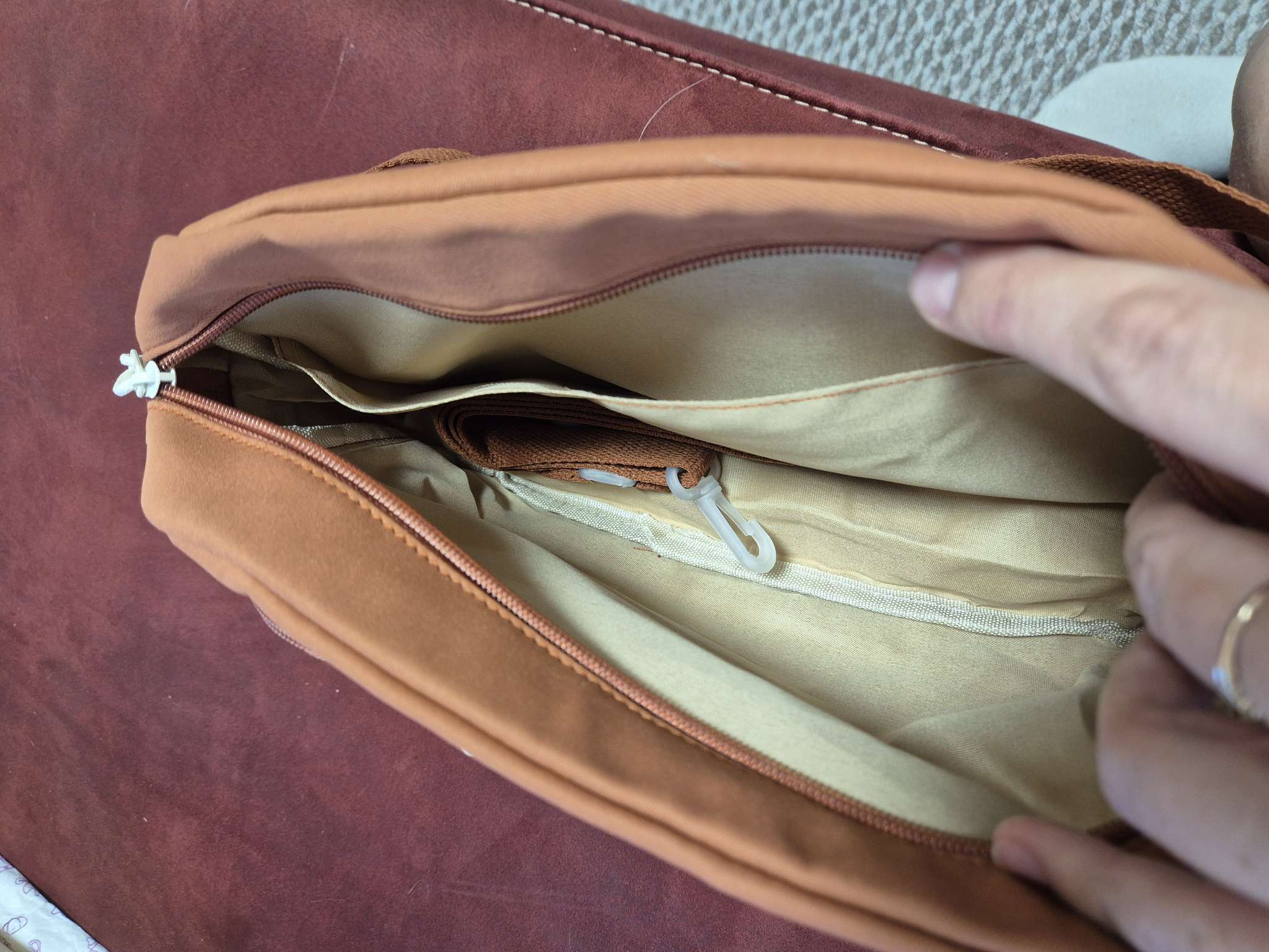 Фотография покупателя товара Сумка молодёжная на молнии, со значками, 23×5.5×16 см, рыжая - Фото 4